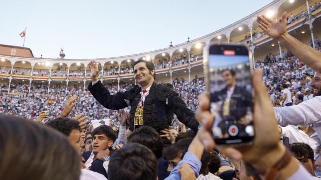 El torero Morante de la Puebla sale por la Puerta Grande por primera vez en su trayectoria, este domingo en Las Ventas de Madrid.