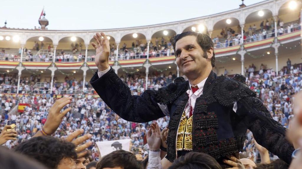 El torero Morante de la Puebla sale por la Puerta Grande por primera vez en su trayectoria, este domingo en Las Ventas de Madrid.