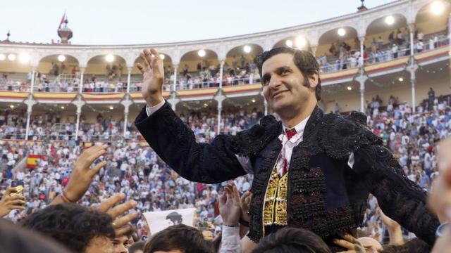 El torero Morante de la Puebla sale por la Puerta Grande por primera vez en su trayectoria.