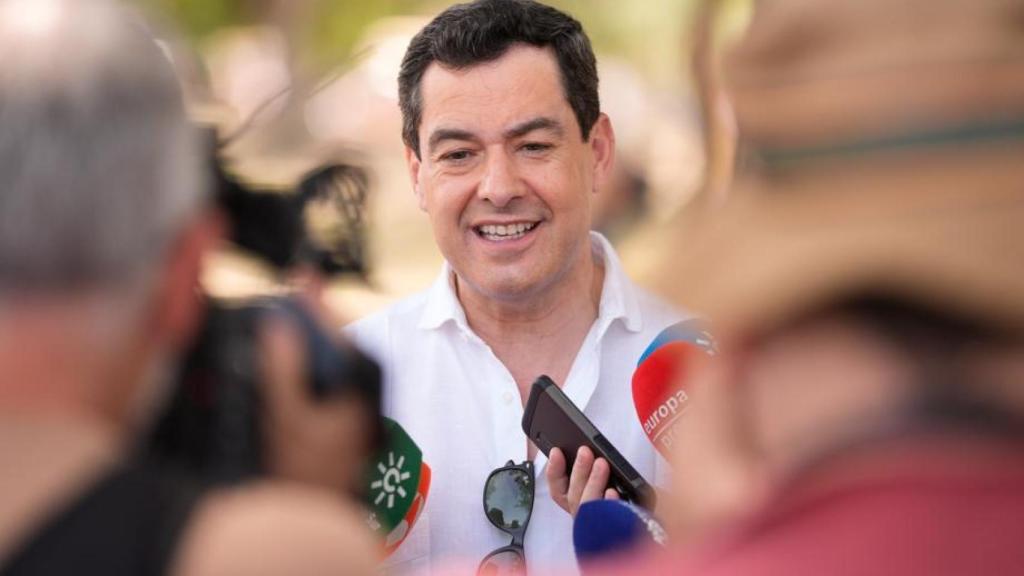 Juanma Moreno, presidente de la Junta de Andalucía, atiende a los medios de comunicación.
