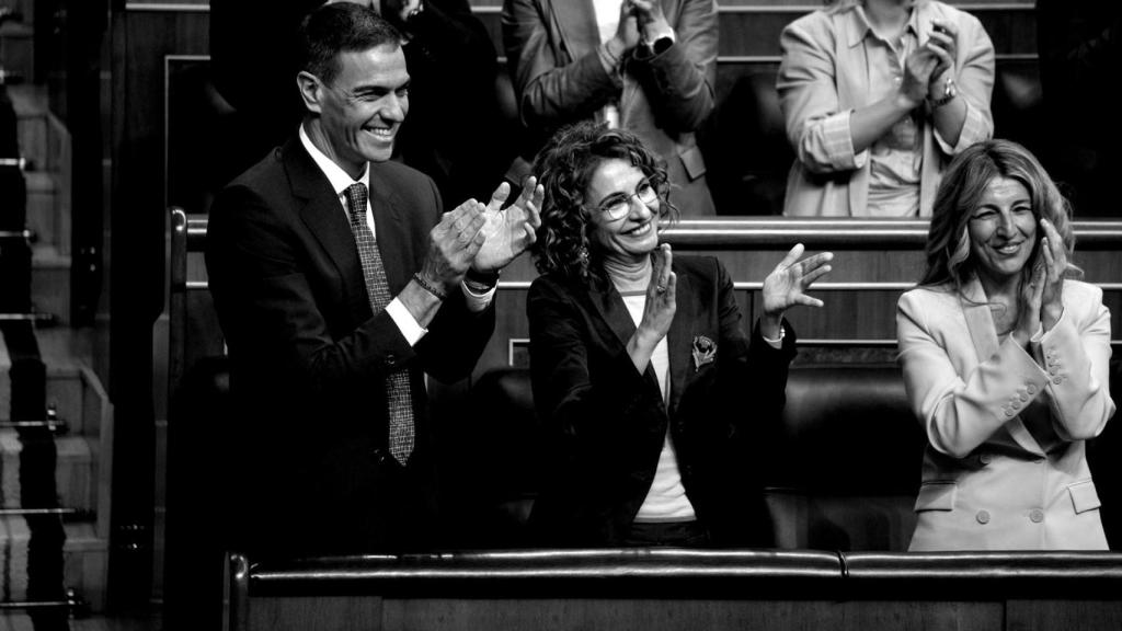 (I-D) El presidente del Gobierno, Pedro Sánchez; la vicepresidenta primera y ministra de Hacienda, María Jesús Montero y la vicepresidenta segunda y ministra de Trabajo, Yolanda Díaz, aplauden durante una sesión plenaria, en el Congreso de los Diputados