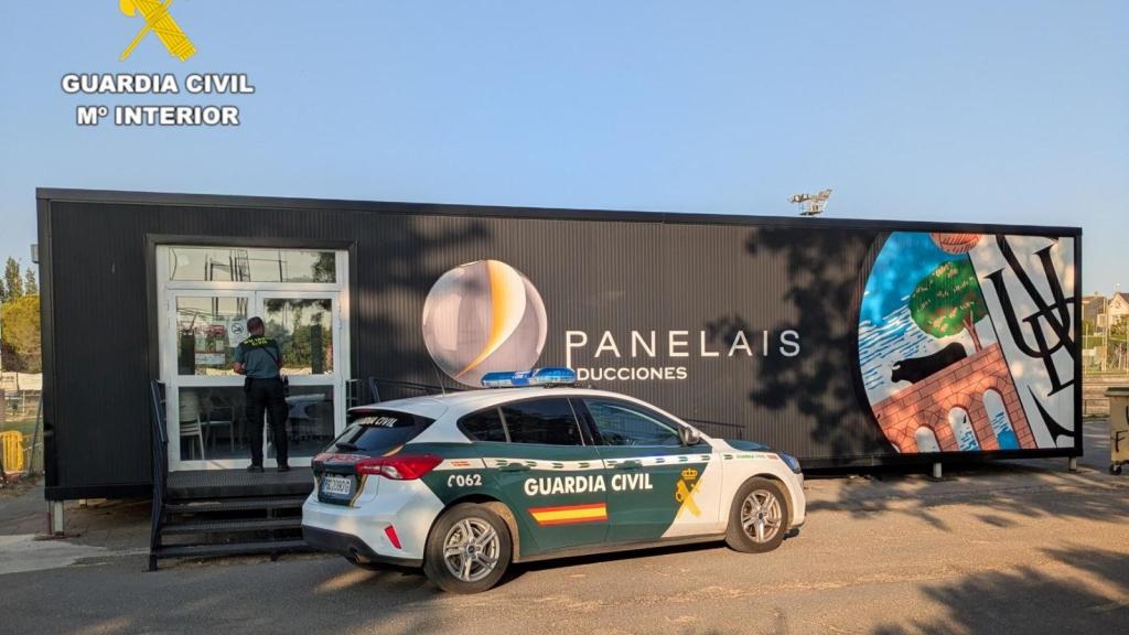 Un vehículo de la Guardia Civil frente al establecimiento asaltado en Salamanca