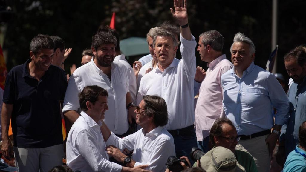 Feijóo, acompañado de líderes territoriales del PP este domingo en Madrid. Fernando Sánchez / Europa Press