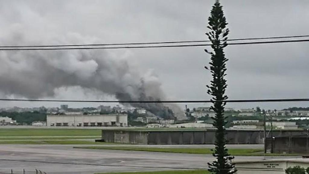 Momento de explosión en la base aérea de Kadena, en Okinawa, Japón.