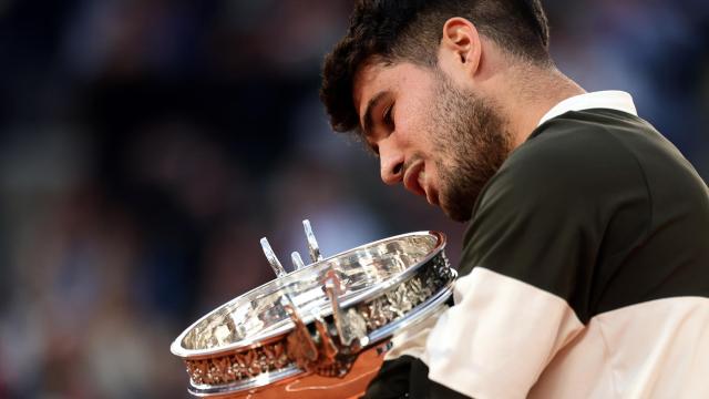 Carlos Alcaraz, con el trofeo de Roland Garros