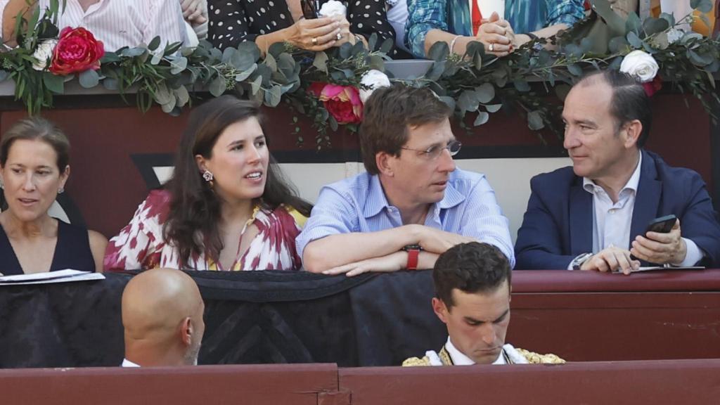 José Luis Martínez-Almeida y Teresa Urquijo en Las Ventas.