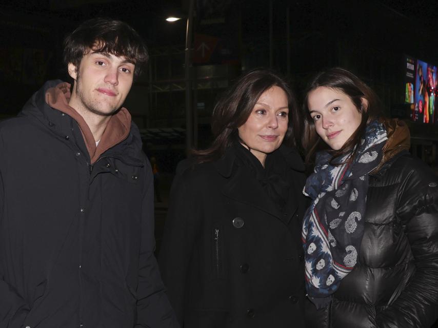 Nuria González junto a sus hijos, Iván y Alma, en 2023.