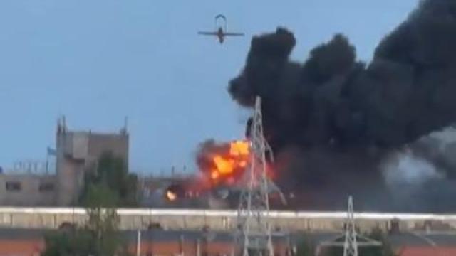 Un dron ucraniano segundos antes de impactar contra una fábrica rusa en la región de Chuvasia.