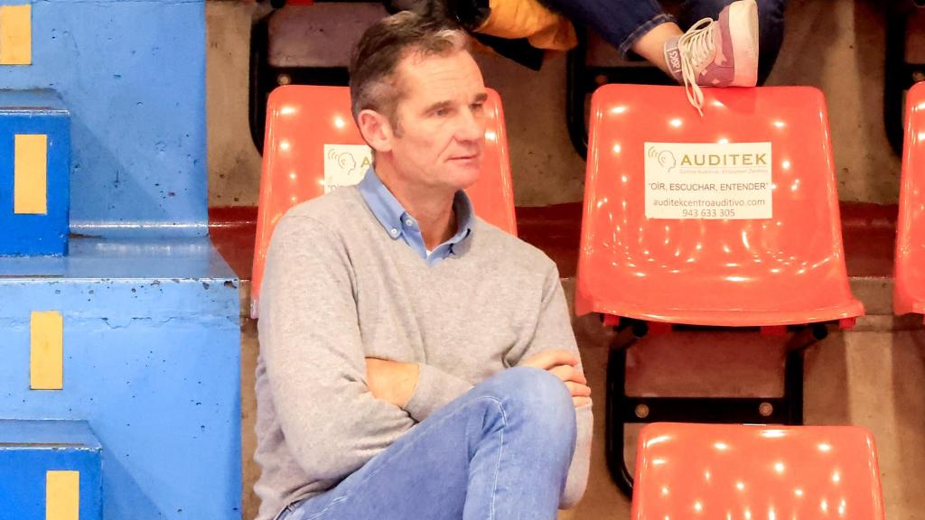 Iñaki Urdangarin, viendo a su hijo Pablo jugar al balonmano.