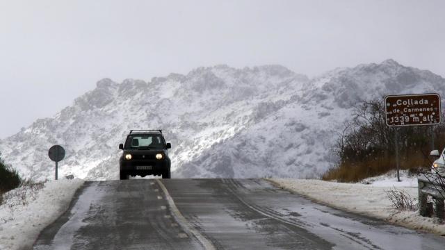 Un vehículo atravesando el Puerto de Pajares, en la provincia de León