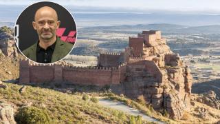 Montaje de Antonio Lobato y el pueblo turolense.