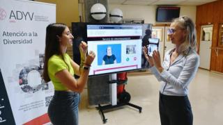 Una alumna de la Universidad de Murcia y una técnica se comunican por lengua de signos.