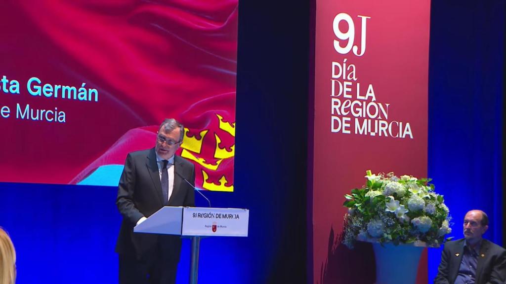 El alcalde de Murcia, José Ballesta, inaugura la entrega de las Medallas de Oro del Día de la Región de Murcia.