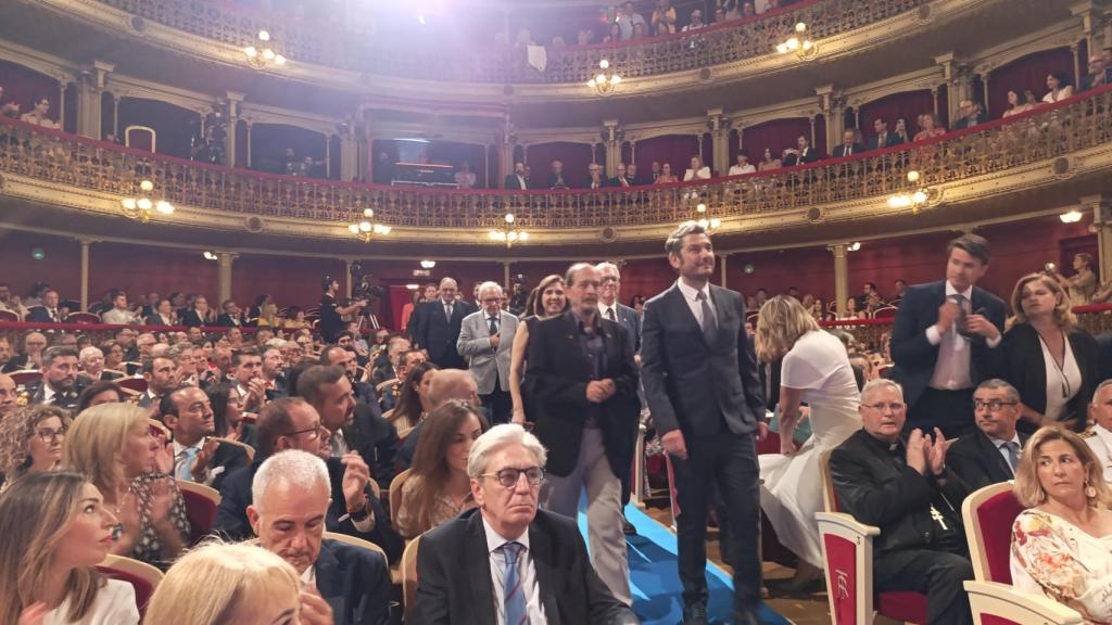 Los premiados acceden al Teatro Romea para recibir las Medallas de Oro de la Región de Murcia y los Diplomas de Servicios Distinguidos.