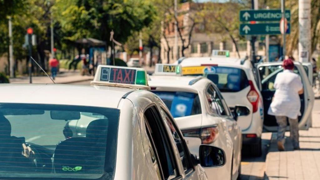 Imagen de archivo de taxis en la ciudad de Valencia. GVA