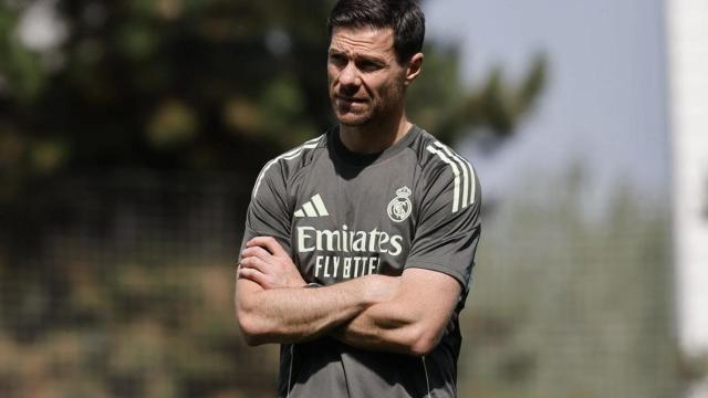 Xabi Alonso dirigiendo su primer entrenamiento con el Real Madrid