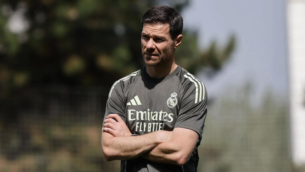 Xabi Alonso dirigiendo su primer entrenamiento con el Real Madrid