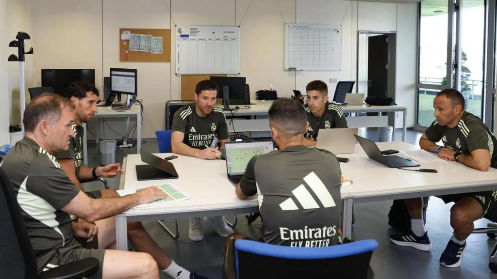 La charla táctica de Xabi Alonso con su cuerpo técnico en el Real Madrid