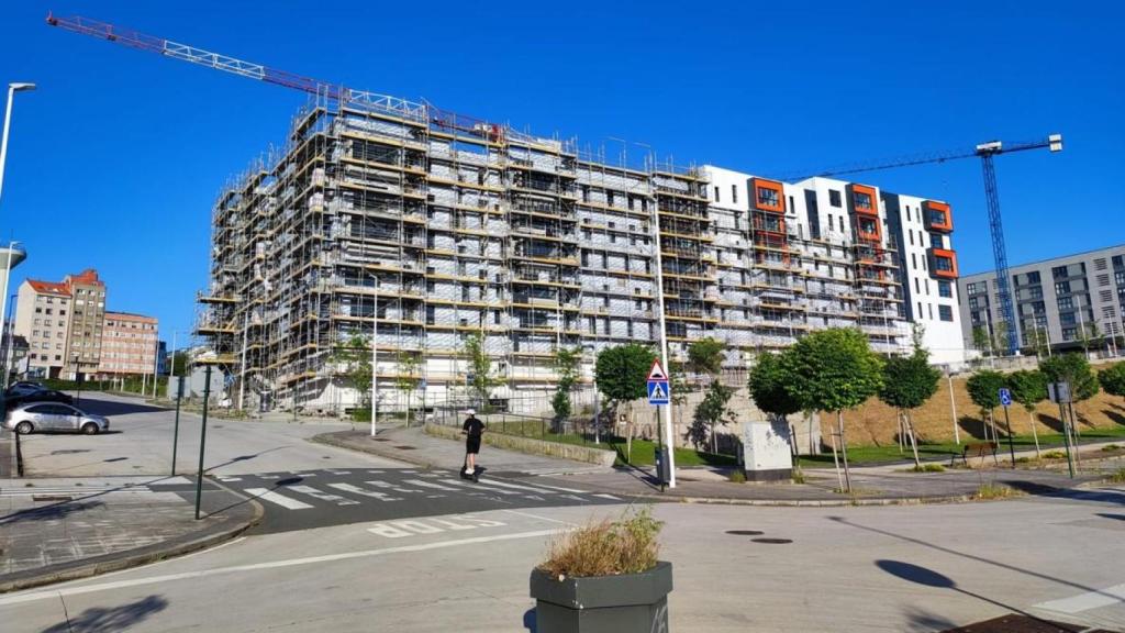 Edificio en construcción en el barrio de Xuxán de A Coruña.