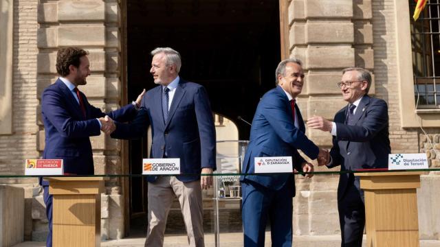 Azcón y los presidentes de las tres diputaciones, este lunes, durante la firma del acuerdo.