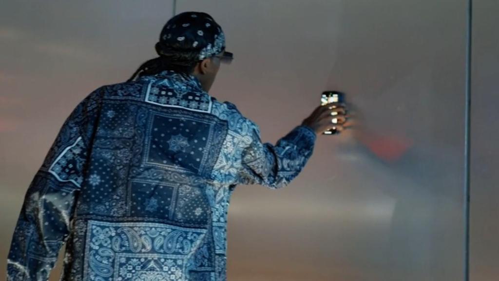 Pegando móvil en la pared