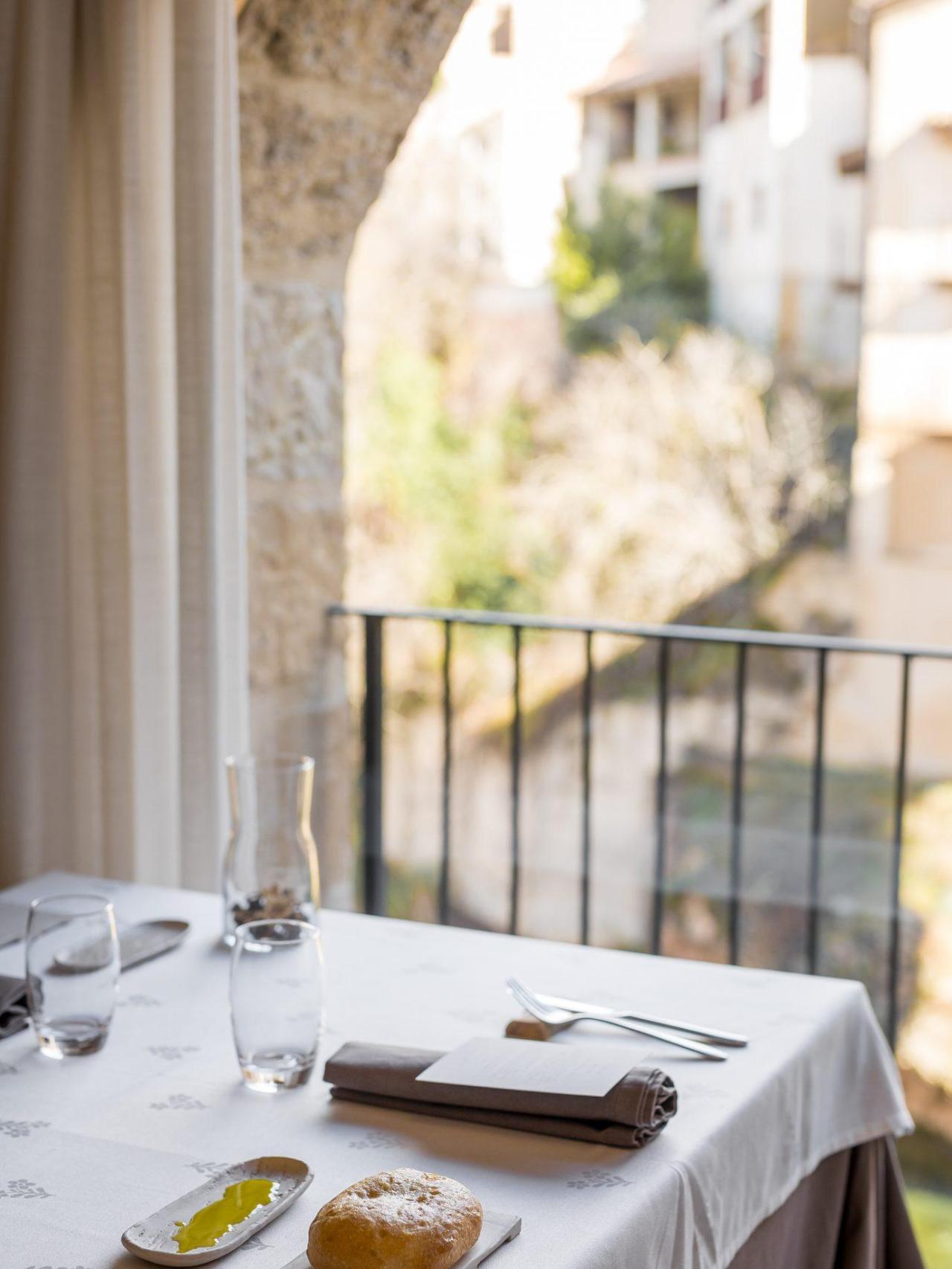 Una de las mesas del hotel-restaurante.