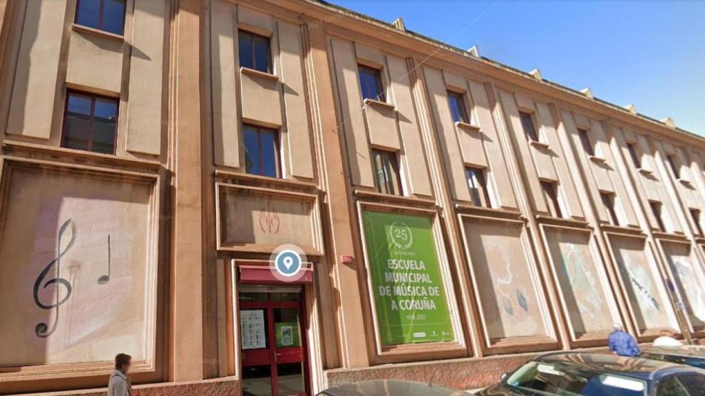 Fachada principal de la Escuela Municipal de Música de A Coruña, en la calle Torre.