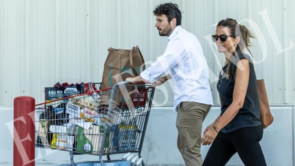 Marta López y Alejandro Huerta con la compra en hipermercados Costco.