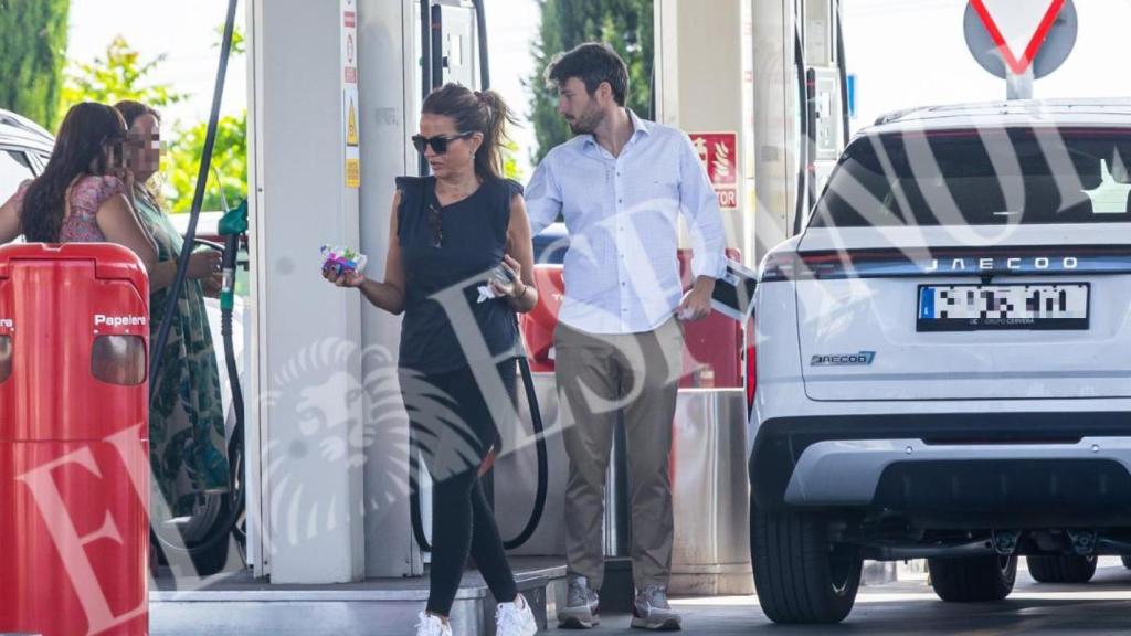 Marta López y Alejandro Huerta en la gasolinera.