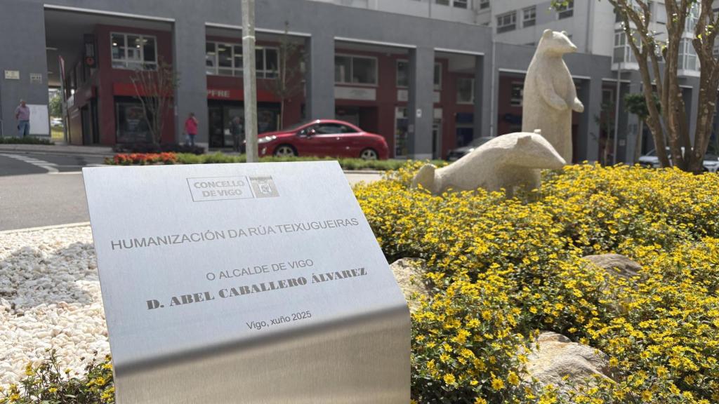 Placa y estatuas de 'teixugos'.