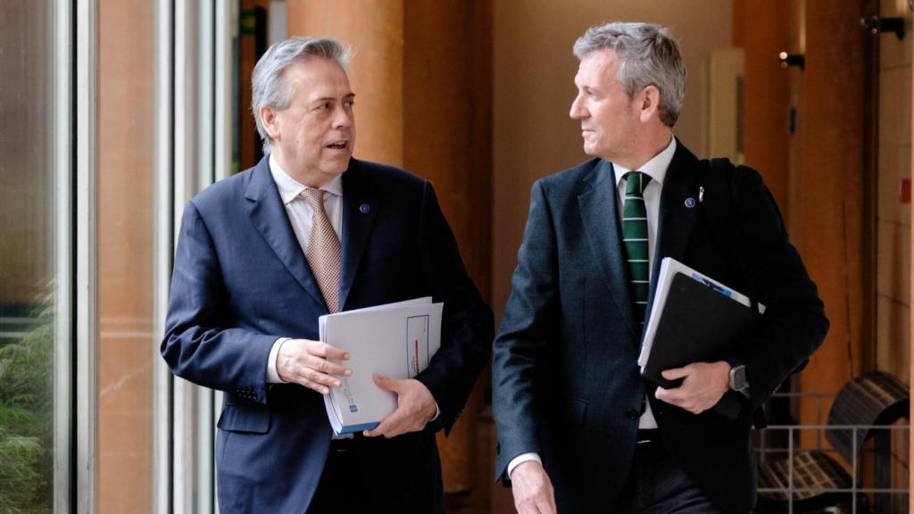 Imagen de archivo del presidente de la Xunta, Alfonso Rueda, y el conselleiro de Sanidade, Antonio Gómez Caamaño.