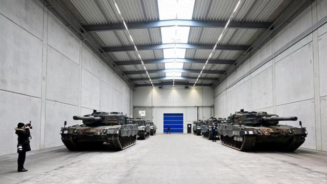 Tanques Leopard 2 en una fábrica de Rheinmetall.