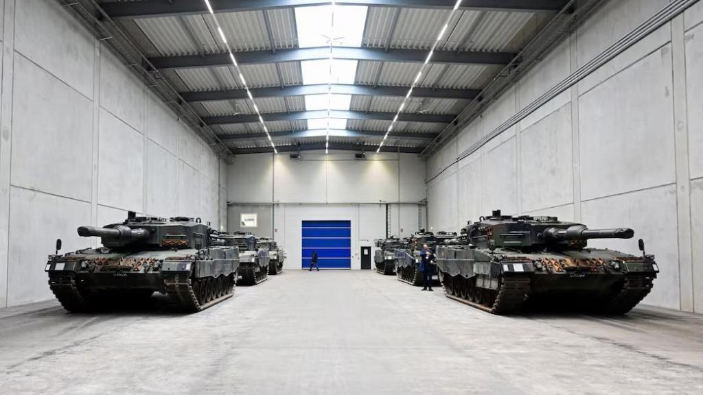 Tanques Leopard 2 en una fábrica de Rheinmetall.