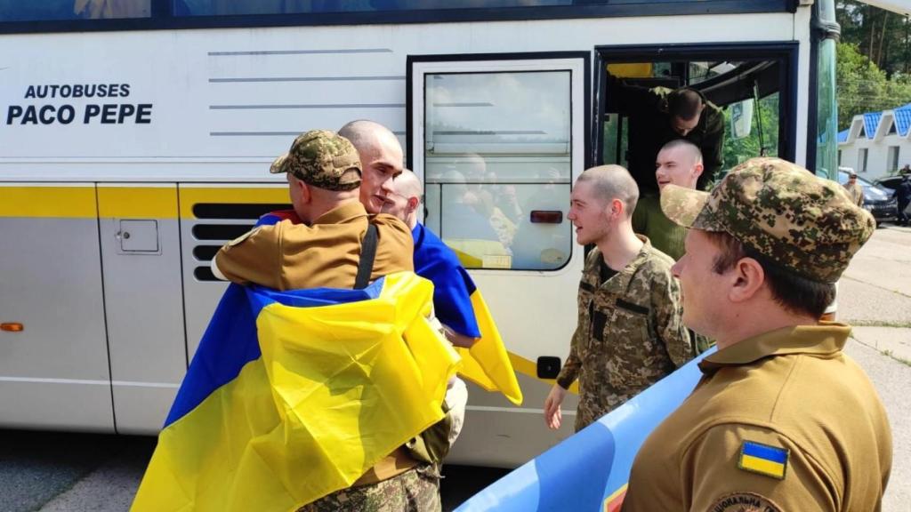 Primer grupo de prisioneros ucranianos que volvieron este lunes a casa gracias al nuevo intercambio.