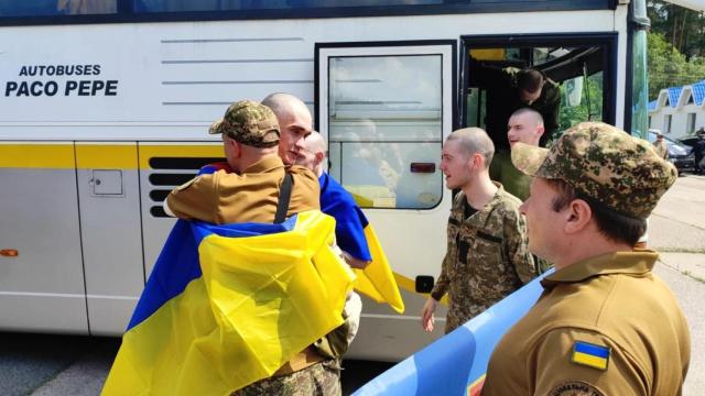 Primer grupo de prisioneros ucranianos que volvieron este lunes a casa gracias al nuevo intercambio.