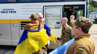 Algunos de los soldados ucranianos menores de 25 años intercambiados este lunes.