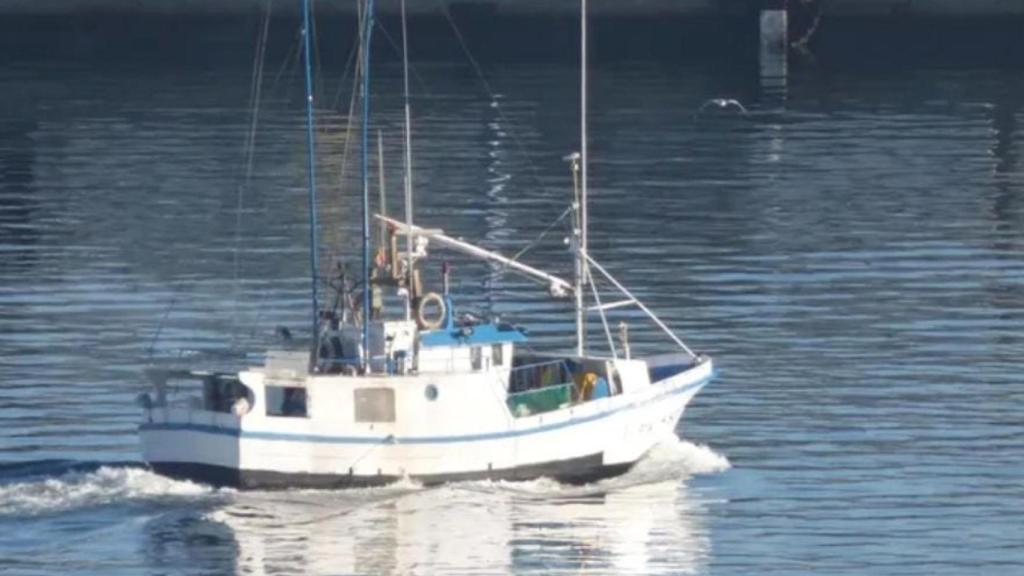 Rescatan a los dos tripulantes de un pesquero hundido en Ribeira (A Coruña)