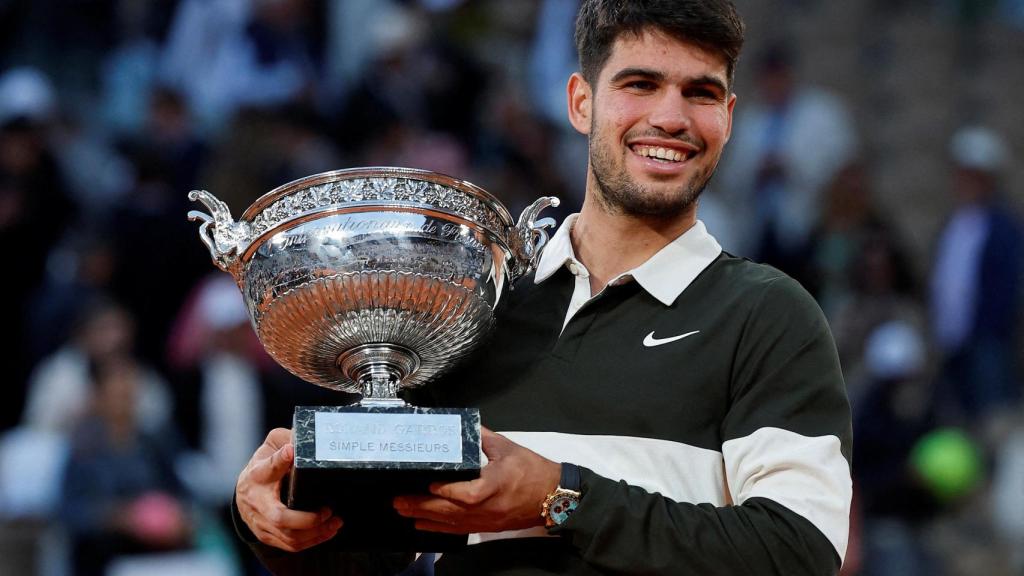 Carlos Alcaraz, con el trofeo de Roland Garros