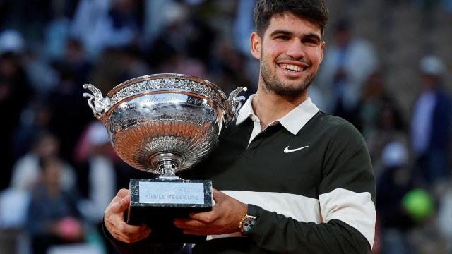 Carlos Alcaraz, con el trofeo de Roland Garros
