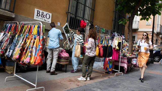 Una mujer compra en un puesto del Mercado de las Ranas