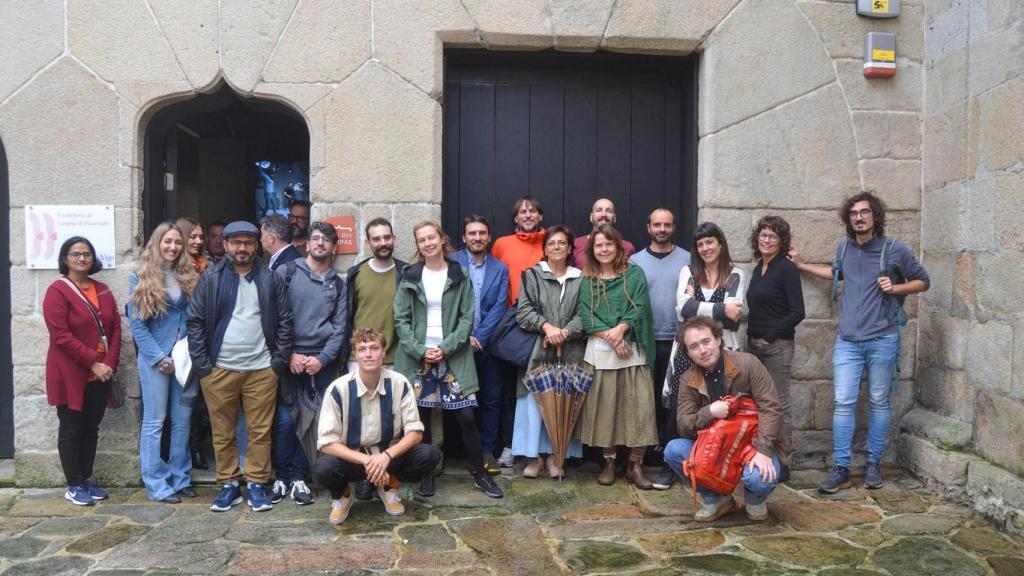 Foto de familia do Post-Growth Innovation Lab, nun acto celebrado na Vicerreitoría do campus de Pontevedra