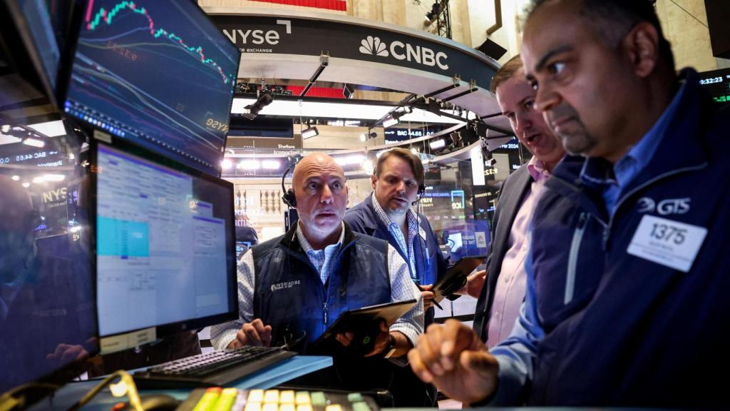 Varios operadores trabajan en el parqué de la Bolsa de Nueva York.