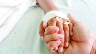 Sólo Madrid, Cataluña y Murcia ofrecen cuidados paliativos pediátricos las 24 horas de forma presencial