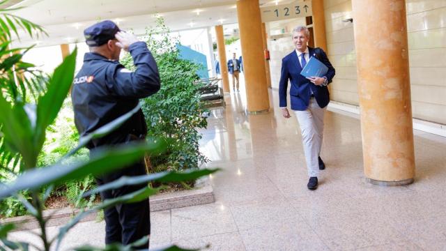 Alfonso Rueda a su llegada a la reunión semanal del Consello.