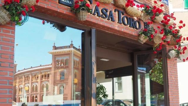 La puerta principal de Casa Toro, en Las Ventas.