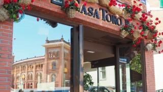 La puerta principal de Casa Toro, en Las Ventas.