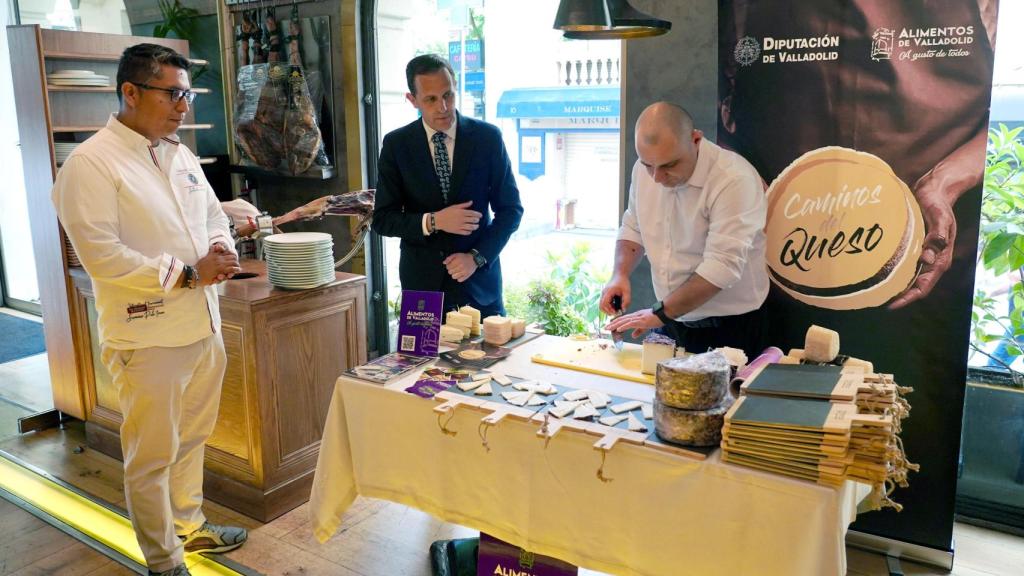 El presidente de la Diputación de Valladolid, Conrado Íscar, en la inauguración de la campaña de promoción del queso de la provincia en Madrid