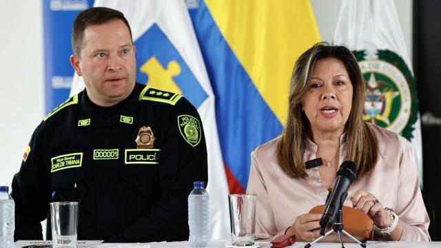 La fiscal general de Colombia, Luz Adriana Camargo, habla junto al director general de la Policía, Carlos Fernando Triana, durante una rueda de prensa este lunes, en Bogotá (Colombia).