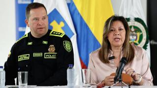 La fiscal general de Colombia, Luz Adriana Camargo, habla junto al director general de la Policía, Carlos Fernando Triana, durante una rueda de prensa este lunes, en Bogotá (Colombia).