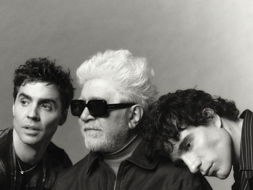 Javier Ambrossi, Pedro Almodóvar y Javier Calvo.